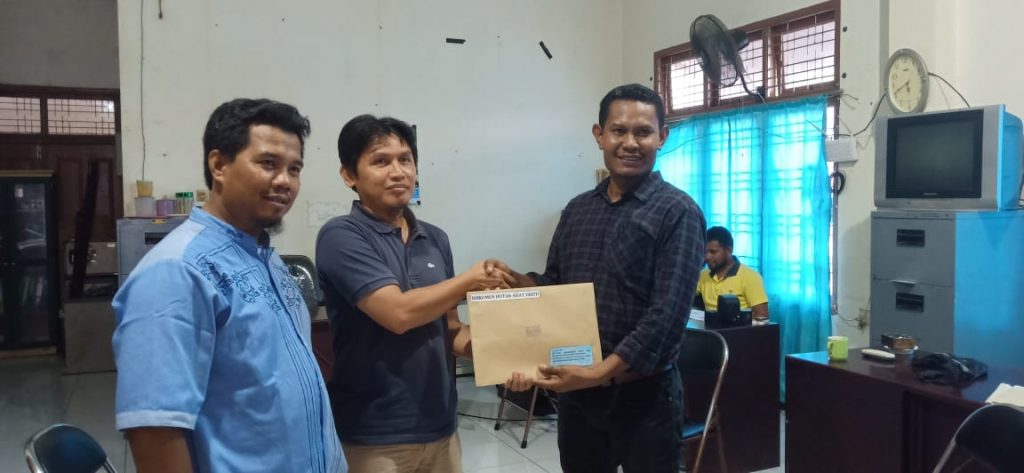 Ketua AMAN Maluku Utara, Munadi Kilkoda Saat menyerahkan Dokumen Hutan Adat Ke PSKL﻿